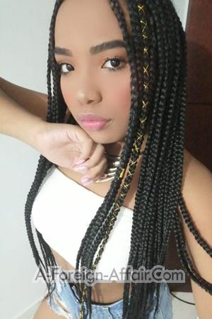 192916 - Yenssy Age: 28 - Colombia