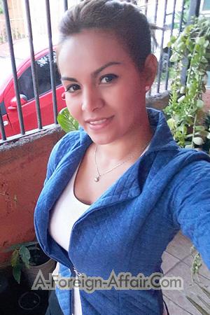 223464 - Laura Age: 36 - Costa Rica